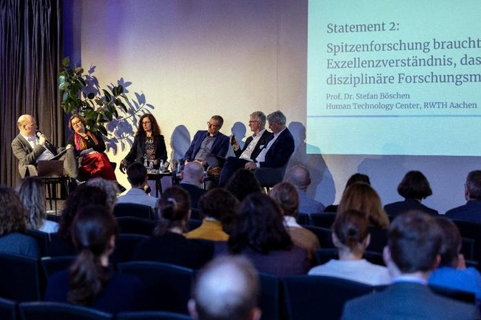 Der Wissenschaftsjournalist Jan-Martin Wiarda (links auf dem Podium) moderierte die Diskussion