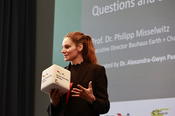 Alexandra-Gwyn Paetz, Managing Director of the Berlin University Alliance, moderating the event