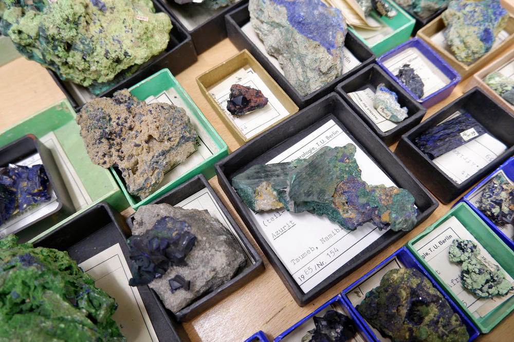 Blick in einen Azurit-Bestand aus den Mineralogischen Sammlungen am Institut für Angewandte Geowissenschaften der Technischen Universität Berlin