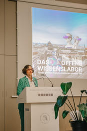 Begrüßung von Prof. Dr. Julia von Blumenthal, Präsidentin der HU Berlin / Foto: Frank Schröder
