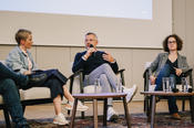 Auf dem Panel: Moderatorin Sarah Oswald, Michael Roth und Prof. Dr. Heike Klüver / Foto: Frank Schröder