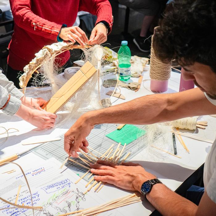 CollActive Materials’ Workshop "Open Lab Abend: Wachsende Architektur – Co-Design mit Pilzen" im Futurium Lab, 13. Juni 2024. © Matters of Activity