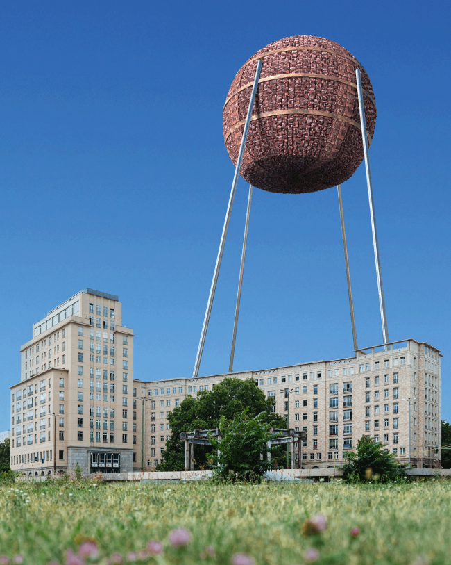 Für das Kampagnenmotiv hat 3D-Artist Robin Lochmann die "Barksphere", ein Objekt aus Rinde, überlebensgroß an den Strausberger Platz geholt. In Wirklichkeit steht sie am Max-Planck-Institut für Grenzflächen- und Kolloidforschung in Potsdam.