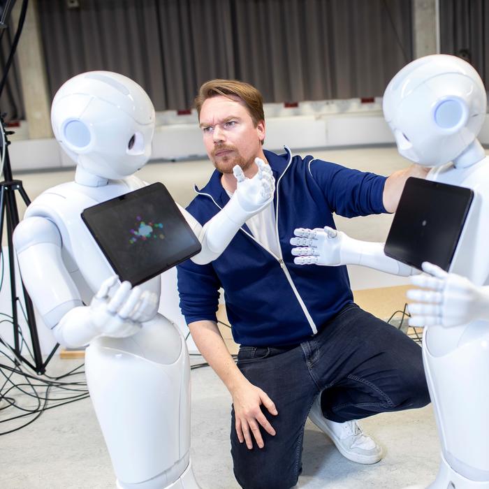 Kognitionswissenschaftler Jonas Frenkel untersucht, wie die sozialen Interaktionsfähigkeiten von humanoiden Robotern verbessert werden können. ©SCIoI